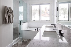 Ensemble douche/baignoire, sèche-cheveux, serviettes fournies