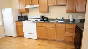 Apartment (2 Bedrooms) | Private kitchen | Coffee/tea maker, microwave, oven, stovetop - Close to Campus Student Housing - Amenities (St. Louis)