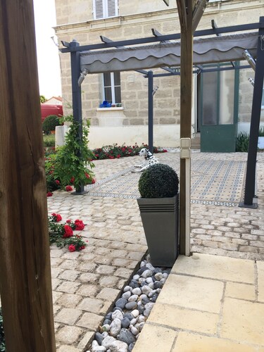 Maison de maître à 400  m du zoo de doué avec terrasse parc arboré