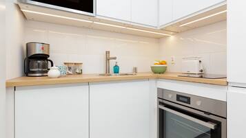 Fridge, oven, stovetop, dishwasher