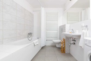 Baignoire, serviettes fournies, shampoing