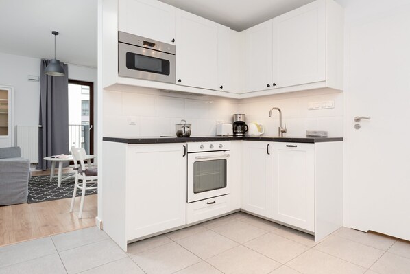 Fridge, oven, stovetop, dishwasher - Burakowska 16 Warszawa | Beautiful Studio with Balcony (Warszawa)