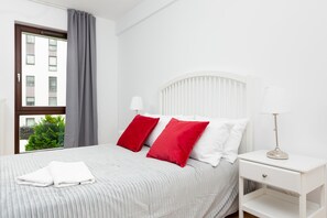 Iron/ironing board, WiFi, bed sheets