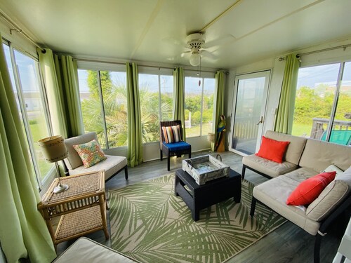 Water View&Access~ Game Room~Sunrise~Beach~Kayak Fishing~Close to Ferry~Sleeps 6