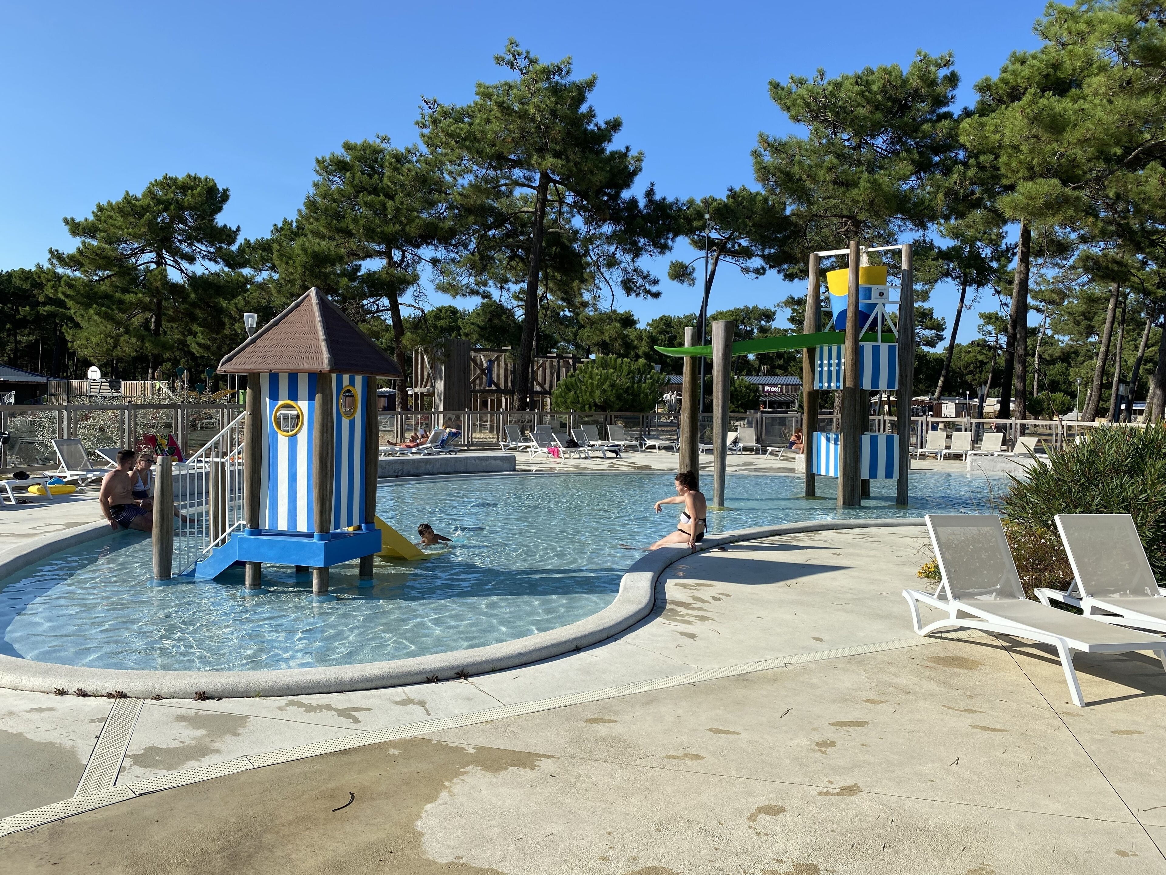 Piscine couverte, piscine extérieure