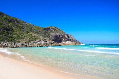 Lakeside Boathouse - Stylish 2 bedroom 2 bathroom Lakeside Cottage sleeps 6