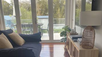 Älytelevisio, takka, videopelejä, kirjoja
