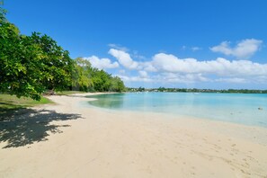 Una spiaggia nelle vicinanze, lettini da mare, teli da spiaggia
