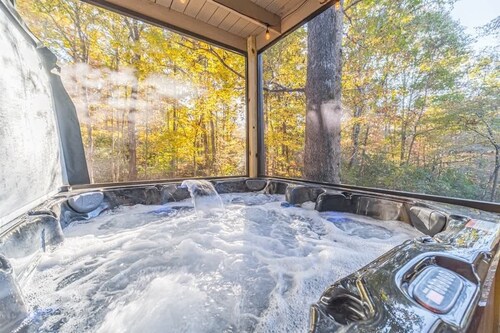 CREEK FRONT RETREAT | GAME ROOM | HOT TUB |