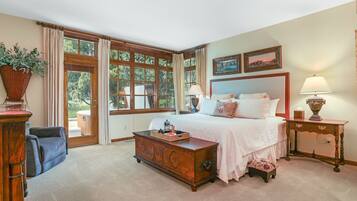 4 bedrooms, iron/ironing board, internet, bed sheets