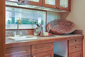 Fridge, microwave, oven, stovetop - 143 Enclave with Private Hot Tub, Pool (Summer Only), Wood Fireplace, BBQ (Beaver Creek)