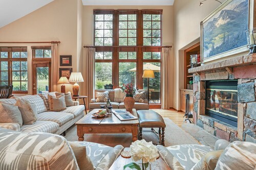 143 Enclave with Private Hot Tub, Pool (Summer Only), Wood Fireplace, BBQ