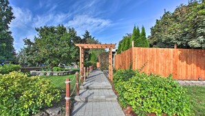 A garden pathway leading to a wooden pergola, surrounded by lush greenery and a wooden fence. - Big-Screen Ducks Nights, Autzen Stadium 4 Mi Away (Springfield)