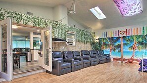 A room with a massage chair area, a ceiling fan, and a wall with a tropical mural. - Big-Screen Ducks Nights, Autzen Stadium 4 Mi Away (Springfield)