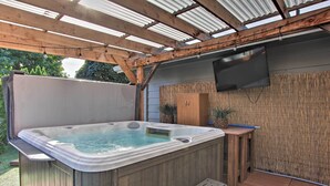 A hot tub under a wooden pergola with a TV mounted on the wall. - Big-Screen Ducks Nights, Autzen Stadium 4 Mi Away (Springfield)