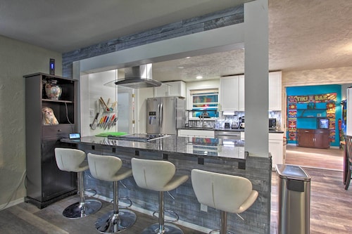 Hot Tub & Theater Room: Tropical Springfield Home
