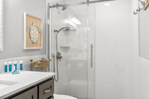 Douche, séchoir à cheveux, serviettes fournies