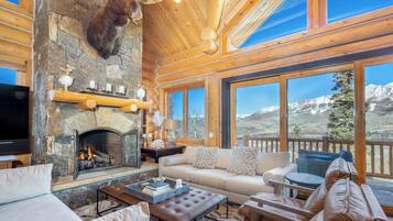 Smart-TV, Kamin, Videospiele, Bücher