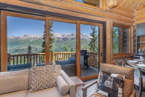 Smart-TV, Kamin, Videospiele, Bücher