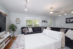 2 bedrooms, desk, iron/ironing board, travel crib - Gainesville Style - King and Queen 2B/2B walk to UF (Gainesville)