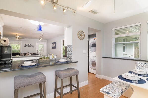 Interior - Gainesville Style - King and Queen 2B/2B walk to UF (Gainesville)