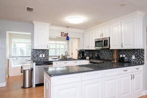 Fridge, microwave, oven, stovetop - Gainesville Style - King and Queen 2B/2B walk to UF (Gainesville)