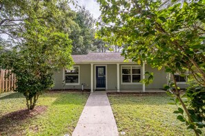 Exterior - Gainesville Style - King and Queen 2B/2B walk to UF (Gainesville)