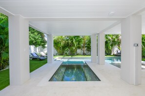 حمّام سباحة مُدفَّأ