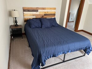 3 bedrooms, free WiFi, bed sheets - The Everett House (O'Neill)