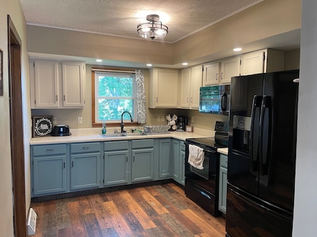 Fridge, microwave, oven, stovetop. The Everett House