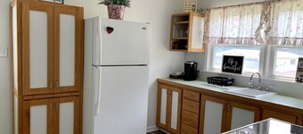 “House In The Grove” Private, comfortable, squeaky clean!