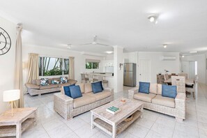 TV - Costa Royale 3 Bedroom Beachfront Apartment (Cairns)