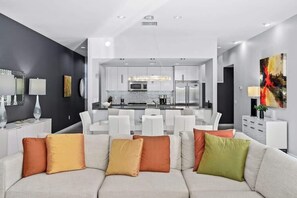 Televisión, chimenea y oficina 