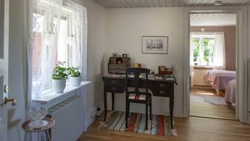 2 bedrooms, iron/ironing board, WiFi