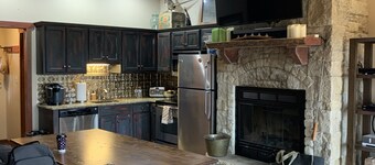 Heartland Cabin Retreat~ King Bed ~ Room to Roam