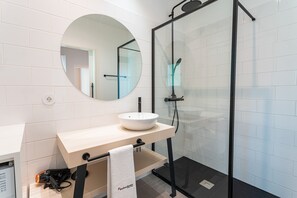 Shower, hair dryer, towels, shampoo