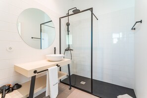 Dusche, Haartrockner, Handtücher, Shampoo