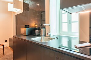 Réfrigérateur, micro-ondes, four, cafetière/bouilloire