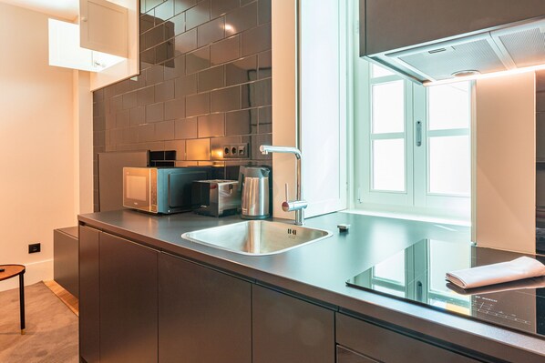 Fridge, microwave, oven, coffee/tea maker