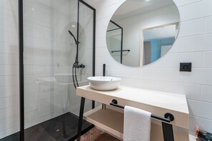 Chuveiro, secador de cabelo, toalhas de banho, shampoo