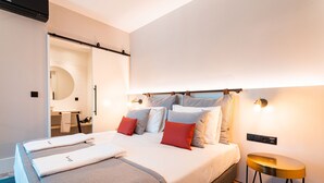 A modern bedroom with a bed, bedside table, and a mirror. - FLH Viola Market Flat V (Funchal)