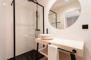 Shower, hair dryer, towels, shampoo