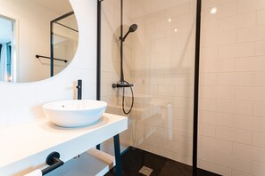 Dusch, hårtork, handdukar och schampo