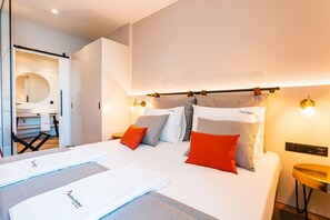 Iron/ironing board, free WiFi, bed sheets - FLH Viola Market Studio IV (Funchal)