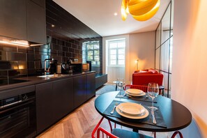 Kühlschrank, Mikrowelle, Ofen, Geschirrspüler