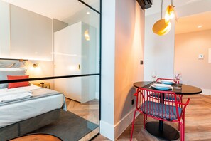 1 habitación, tabla de planchar con plancha, wifi gratis y ropa de cama 