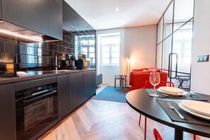 Kühlschrank, Mikrowelle, Ofen, Wasserkocher mit Kaffee-/Teezubehör