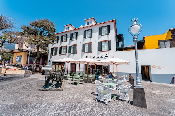 A building with a sign 'APAUZA' and outdoor seating with umbrellas. - FLH Viola Market with Terrace II (Funchal)