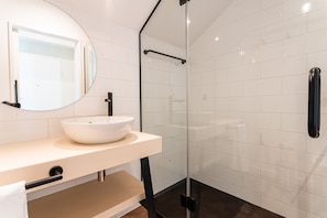 Dusche, Haartrockner, Handtücher, Shampoo
