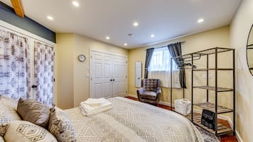 3 bedrooms, desk, iron/ironing board, travel cot